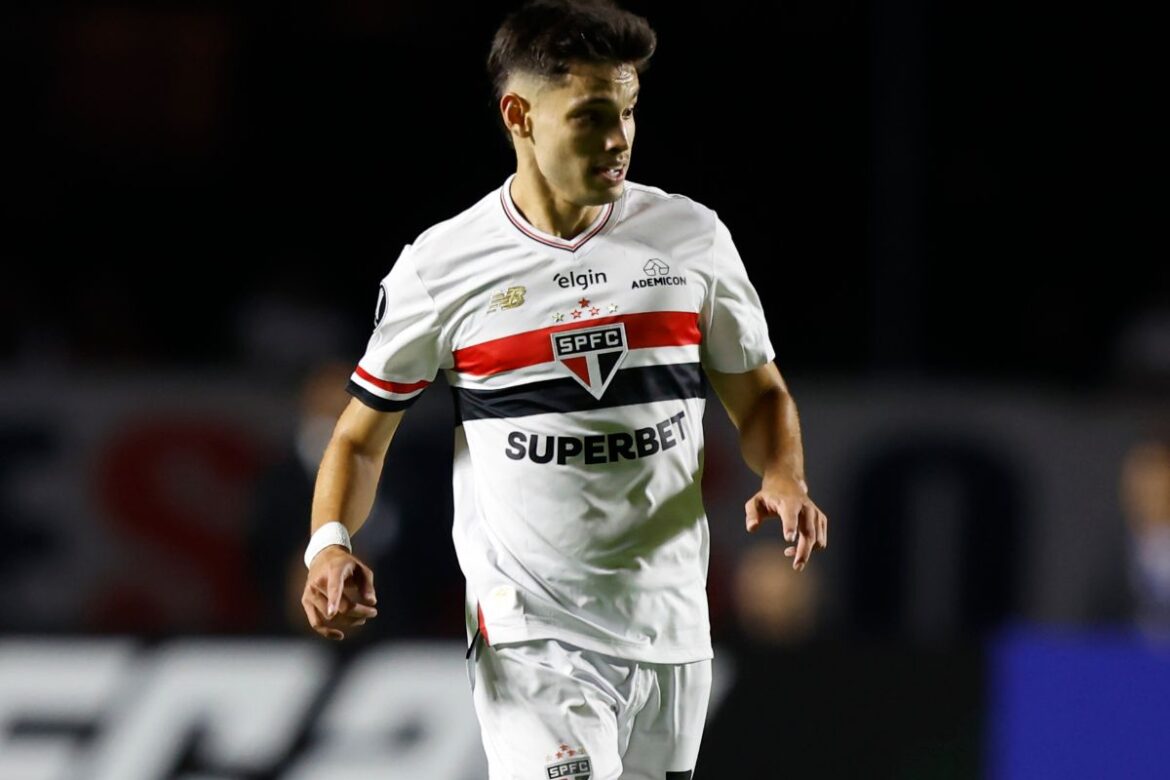 acusado-de-xenofobia,-jogador-do-sao-paulo-nao-foi-localizado-pela-pm