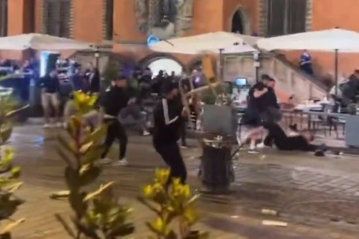 video:-torcedores-de-betis-e-chelsea-brigam-antes-de-final-na-polonia