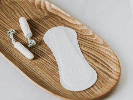 falta-de-itens-basicos-para-menstruacao-traz-riscos-a-saude,-alerta-especialista