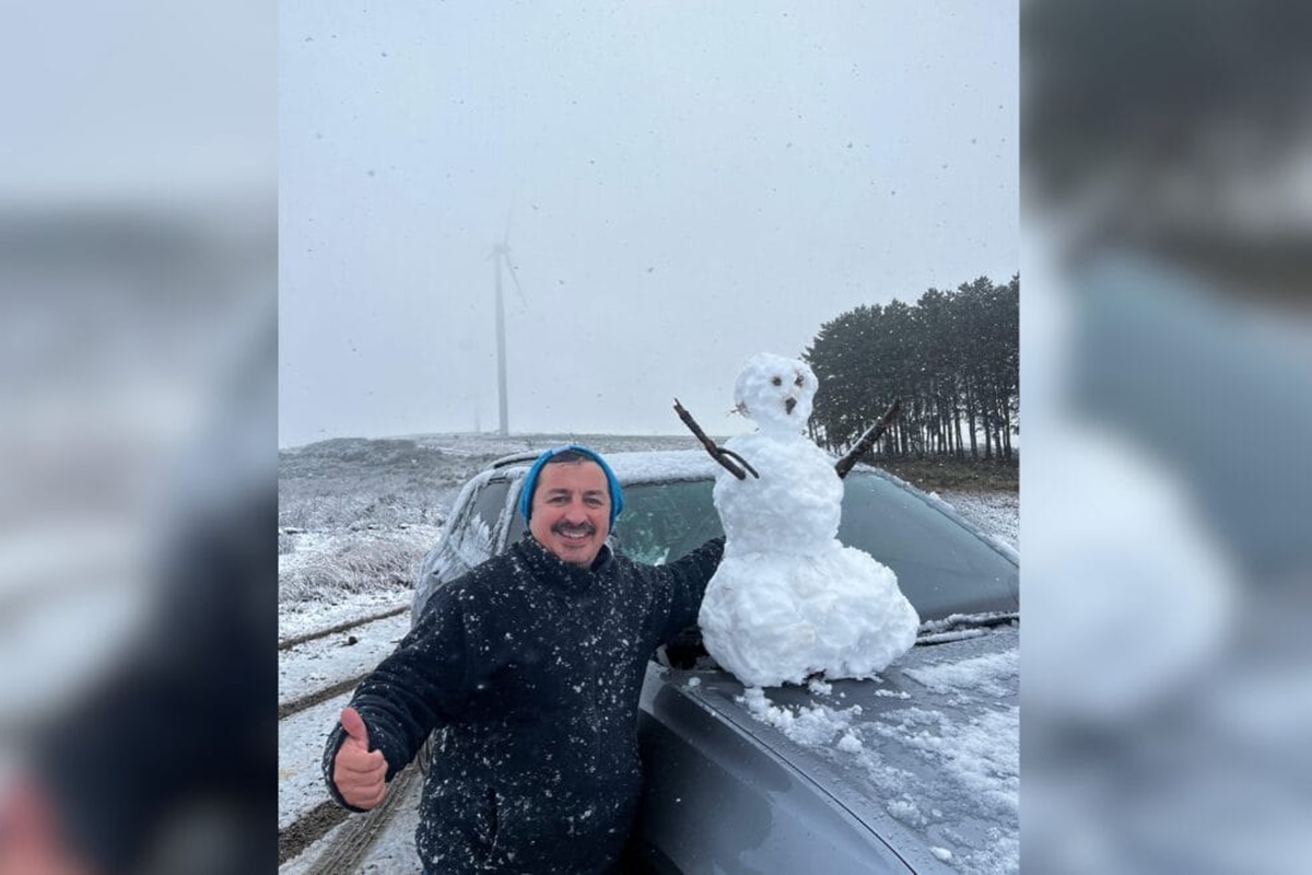 “e-como-voltar-a-ser-crianca”:-neve-encanta-a-populacao-da-serra-de-sc