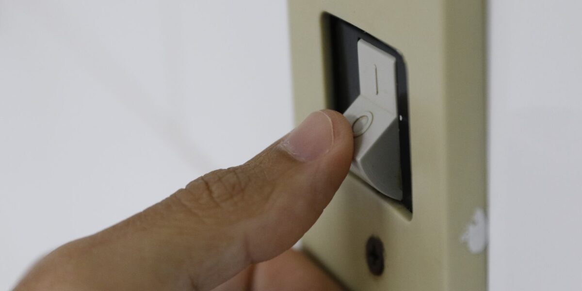 conta-de-luz-tera-bandeira-vermelha-em-junho,-anuncia-aneel