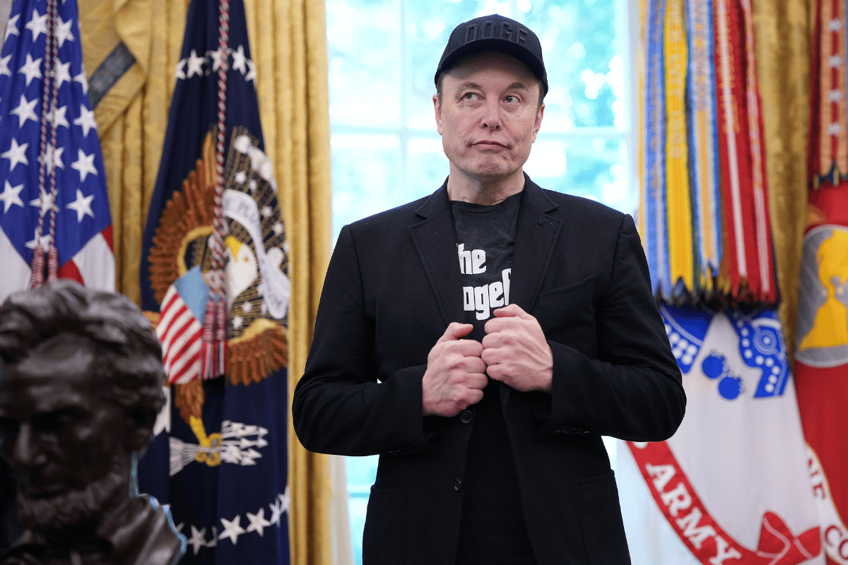 elon-musk-usa-camisa-com-trocadilho-ao-deixar-cargo-no-governo-dos-eua