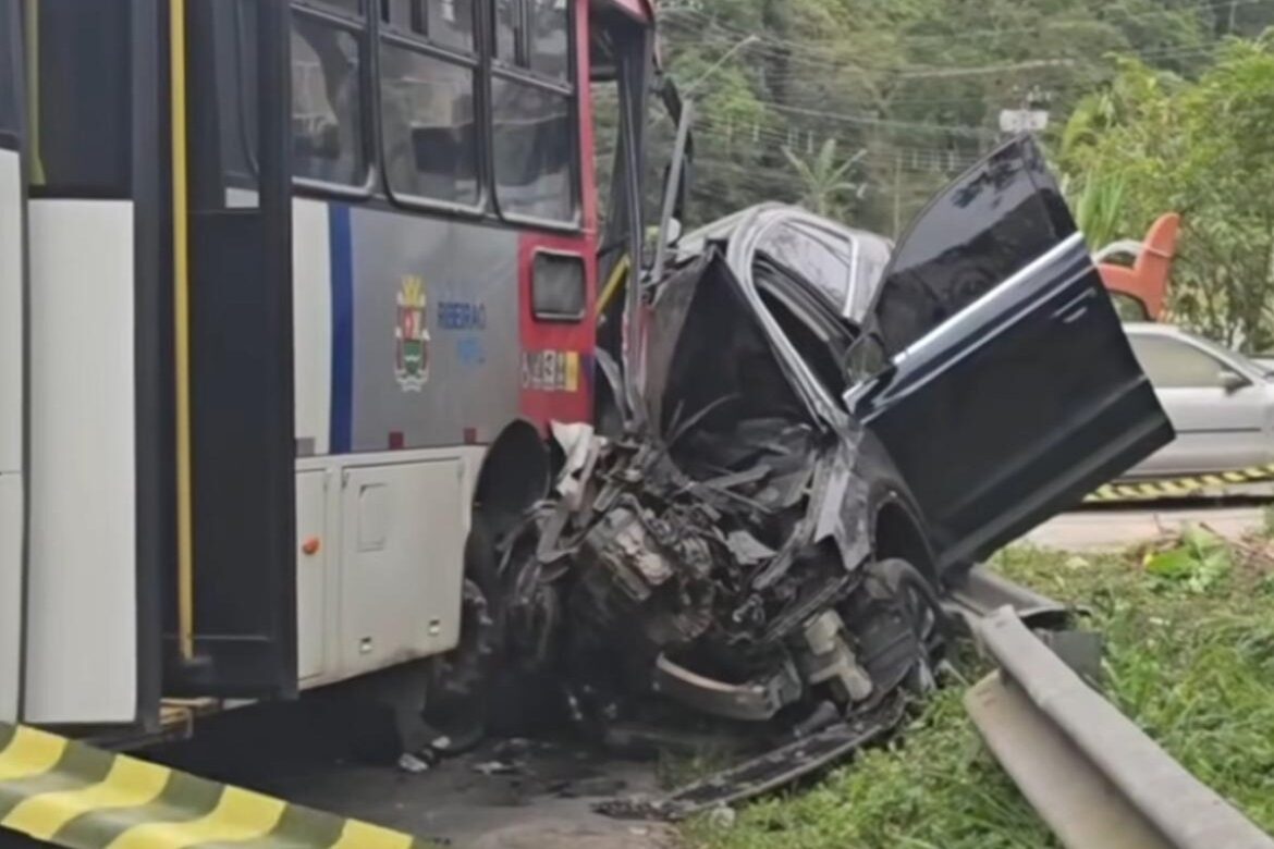 video:-audi-avanca-na-contramao-e-bate-em-onibus.-cinco-ficam-feridos
