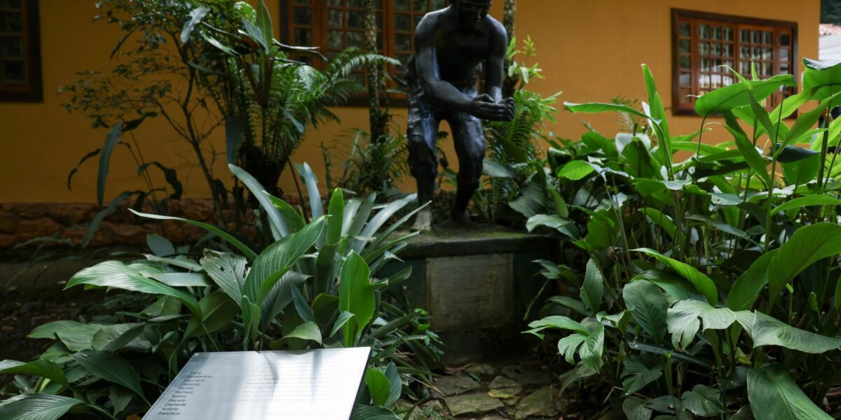 placa-homenageia 11-escravizados-que-reflorestaram-floresta-da-tijuca