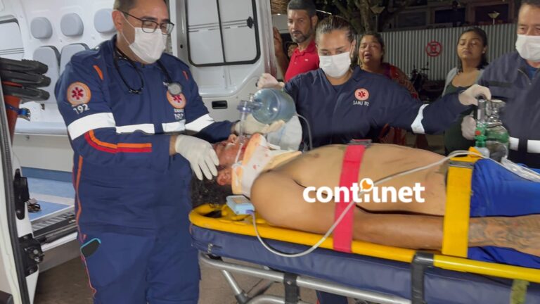 Motociclista fica em estado gravíssimo ao colidir com veículo parado na BR-317 e atropelar idosa