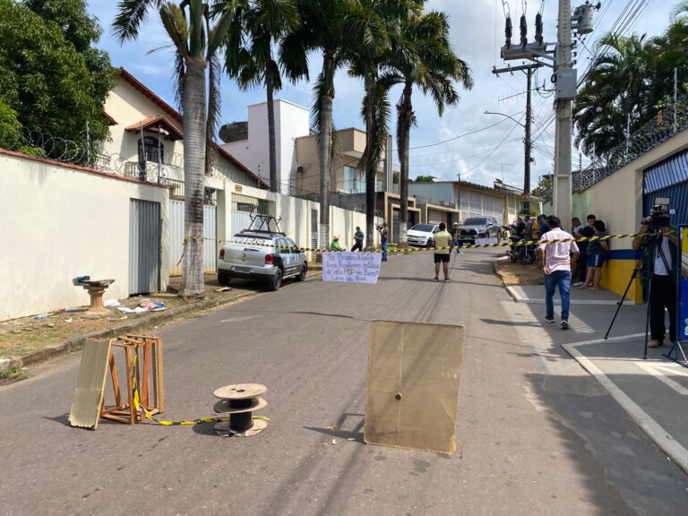 Moradores fecham rua após mudança do Centro Pop para bairro na Baixada da Sobral
