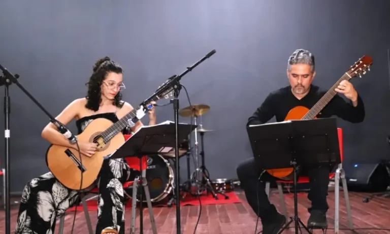 Escola de Música do Acre realiza concerto didático com dueto de violões aberto ao público