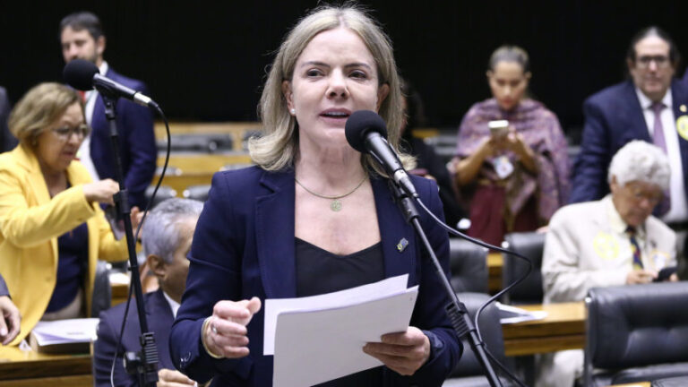 Gleisi e Nikolas trocam farpas sobre investigação no INSS