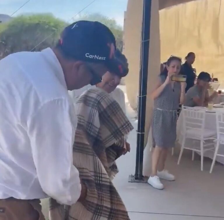 Senhora de 96 anos surpreende convidados com entrada animada em festa de aniversário