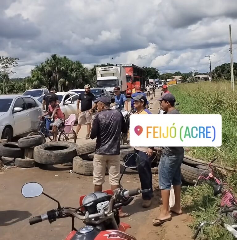 Em protesto por melhorias na Saúde, moradores do município de Feijó bloqueiam BR-364