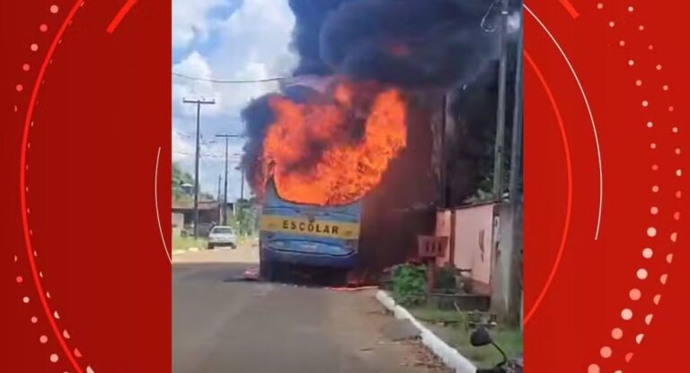 Vídeo: ônibus escolar pega fogo após pane mecânica em RO