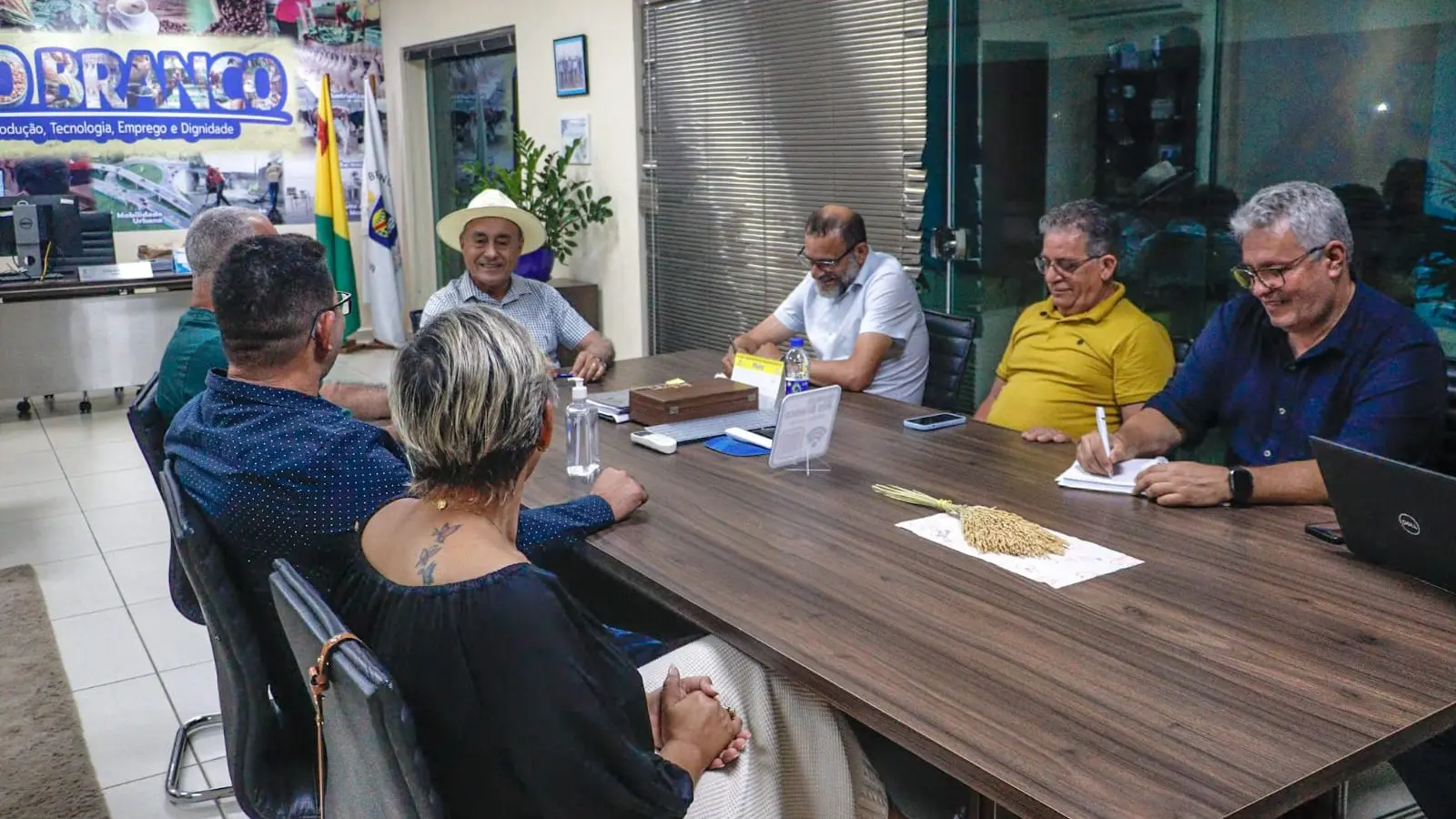 Prefeitura firma parceria com setor moveleiro para construir casas do programa “1001 Dignidades”