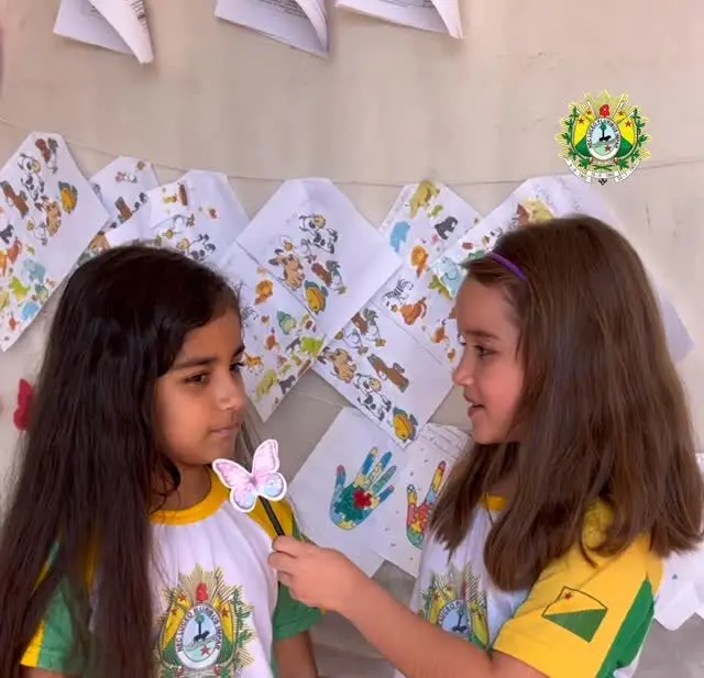 Mini repórter rouba a cena e arranca risadas ao testar colegas com ditados populares no Acre