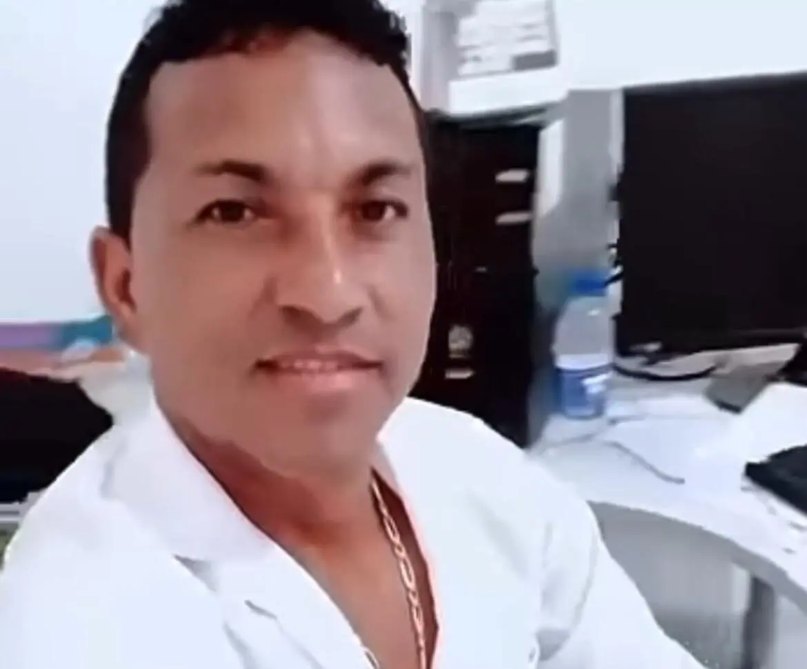 Secretário se pronuncia após vídeo polêmico ‘sensualizando’ gravado em gabinete