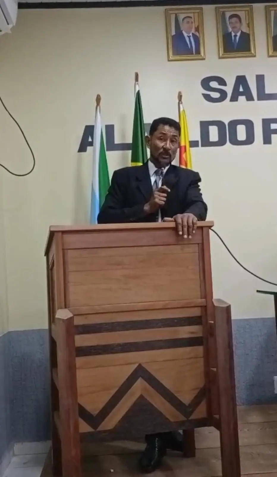 Em momento de revolta, vereador acusa colegas de dominar cargos na prefeitura e deixa sessão