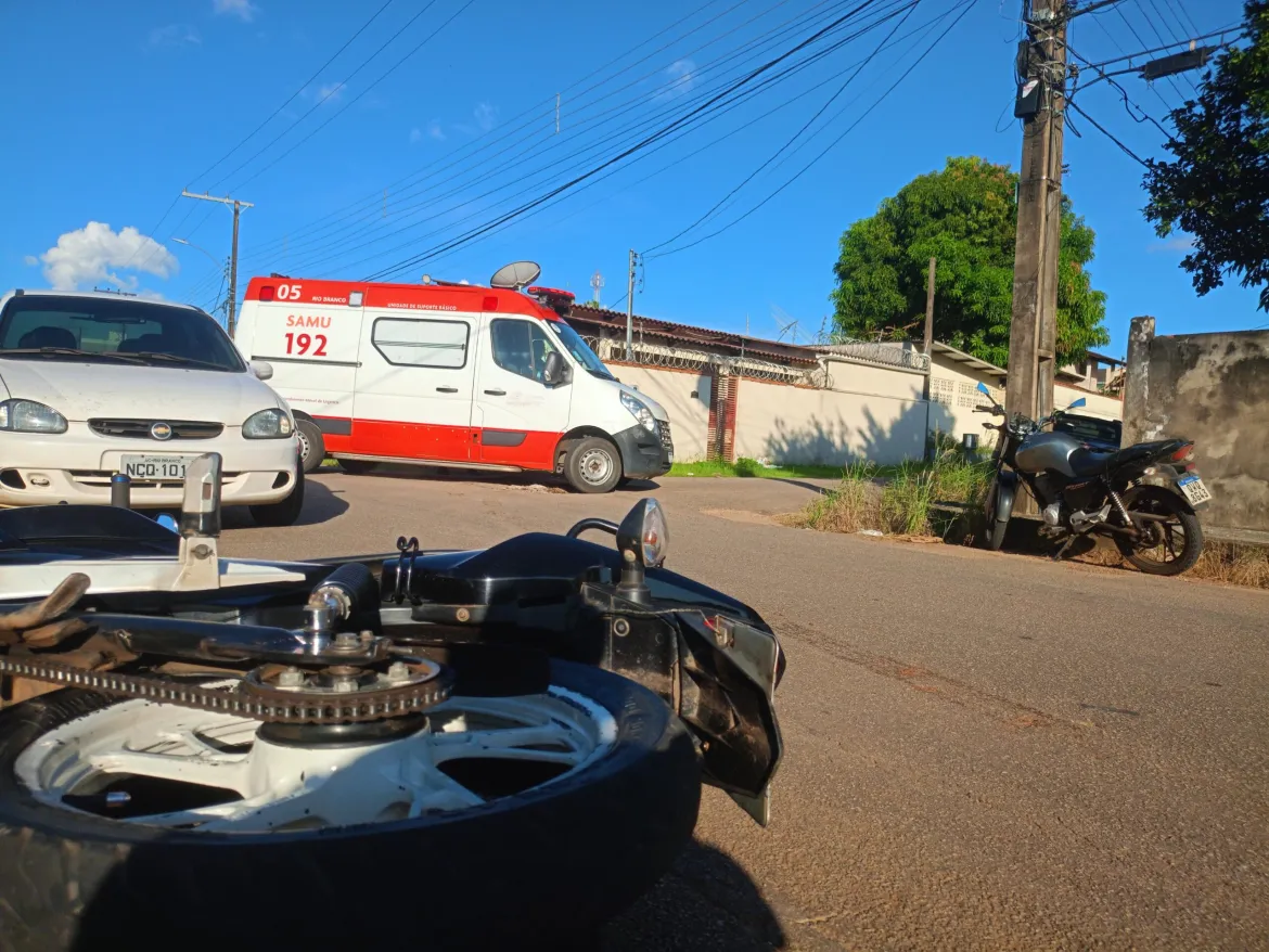 Passageira de moto por aplicativo fica ferida em colisão com carro na capital