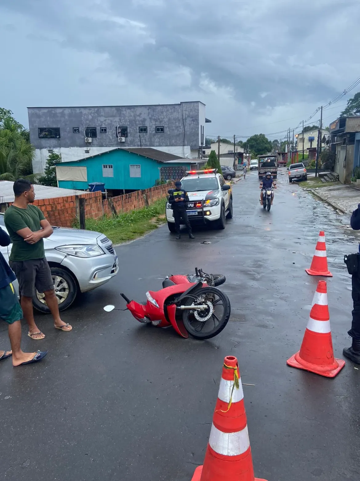 Acidente entre carro e moto deixa motociclista ferido em Cruzeiro do Sul