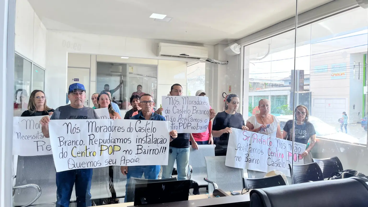 Moradores protestam na Câmara de Rio Branco contra mudança do Centro Pop e são recebidos por vereadores