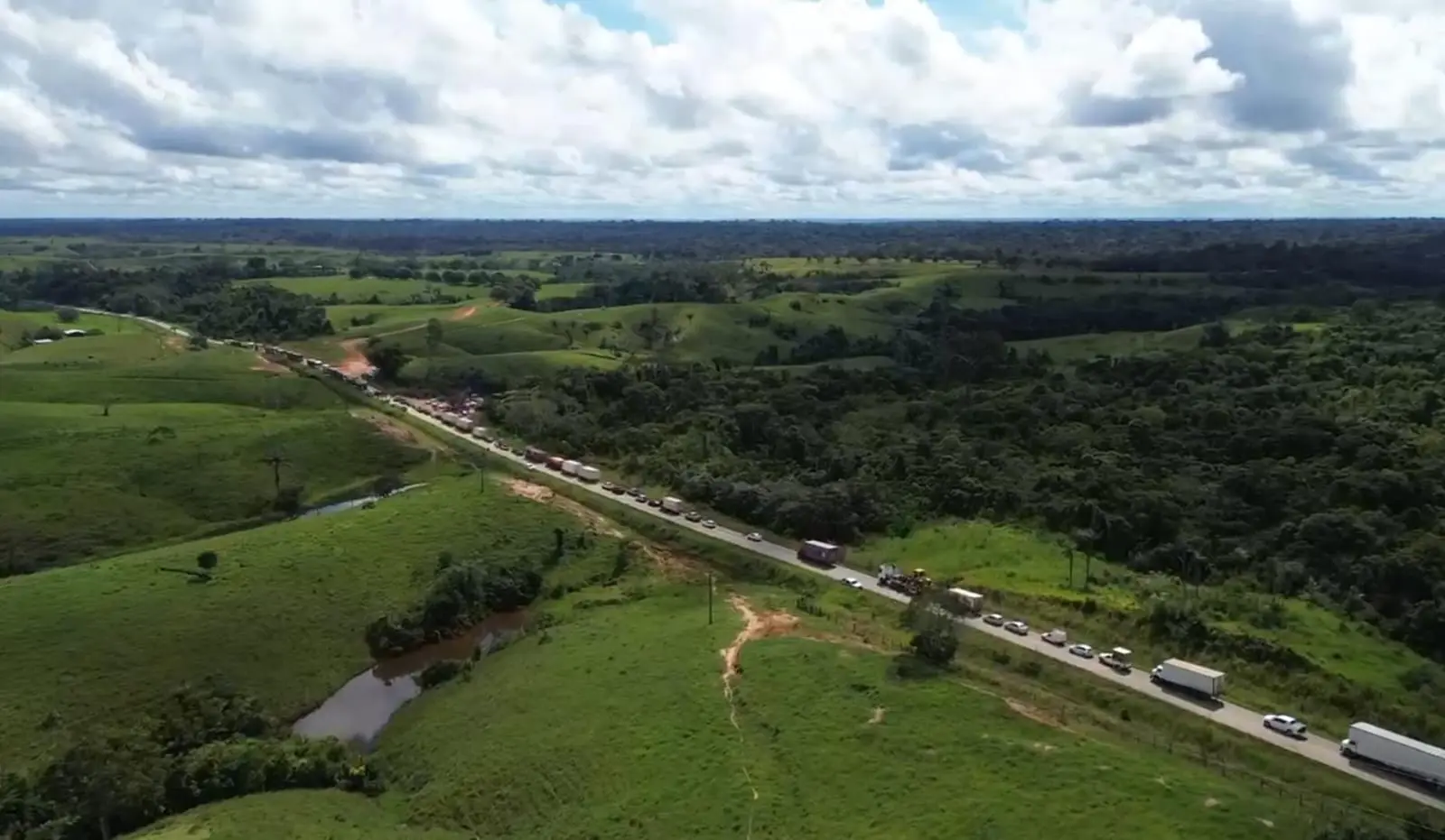 Imagens aéreas mostram tamanho do congestionamento causado por manifestações na BR-364