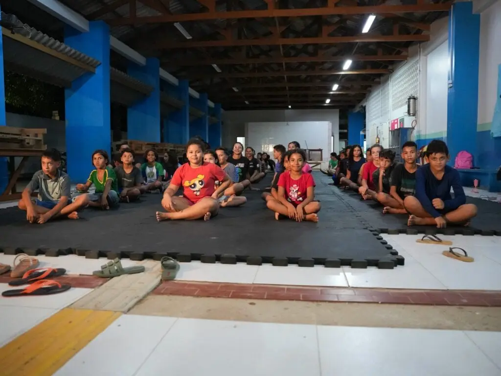 Em bairros periféricos, Polícia Militar mantém projeto social que fortalece laços com a comunidade e reduz criminalidade