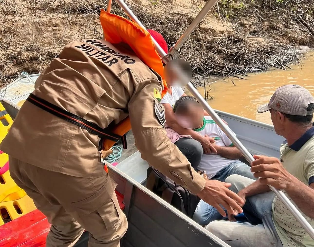 Homem cai no rio e precisa ser socorrido após colisão entre embarcações no interior do Acre