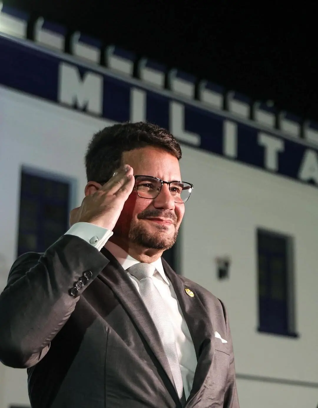 Gladson parabeniza os 109 anos da PMAC em solenidade na Praça da Revolução