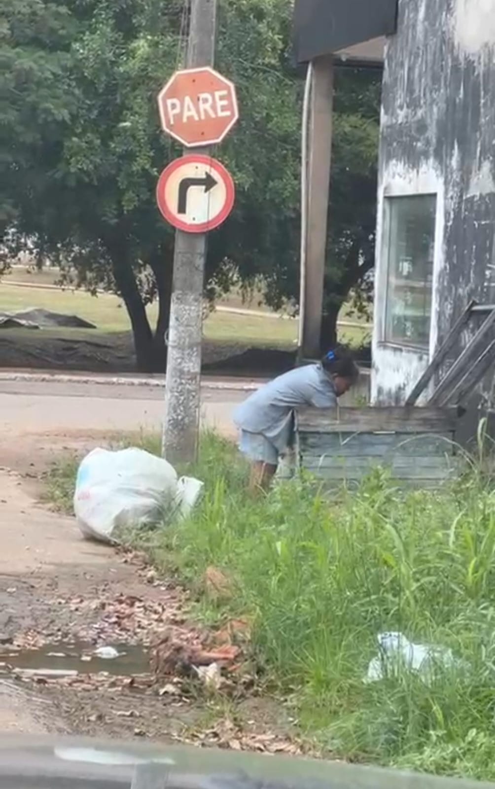 Em manhã fria, idosa é vista recolhendo recicláveis na capital acreana e emociona web Em manhã fria, idosa é vista recolhendo recicláveis na capital acreana e emociona web