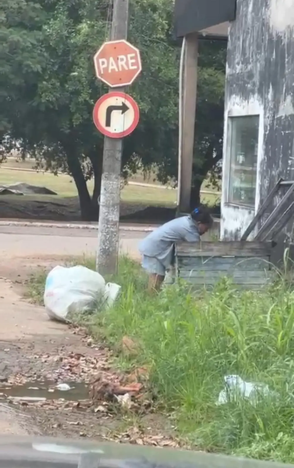 Em manhã fria, idosa é vista recolhendo recicláveis na capital acreana e emociona web
