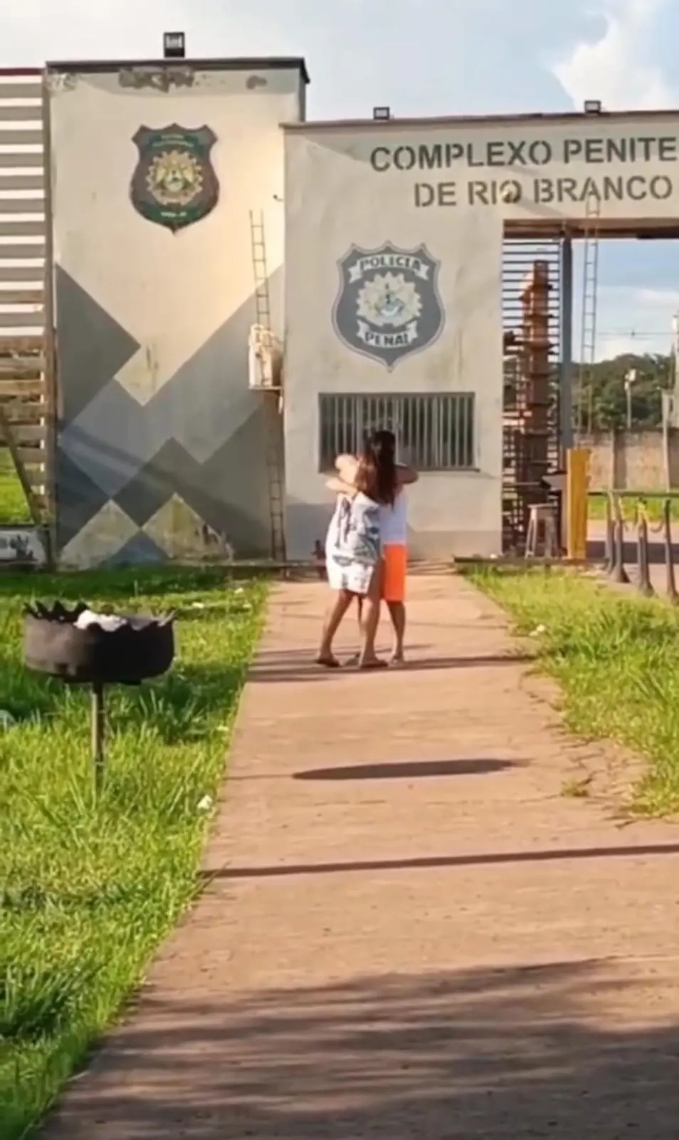 ‘Lili cantou’: jovem viraliza ao esperar companheiro na saída do presídio em Rio Branco