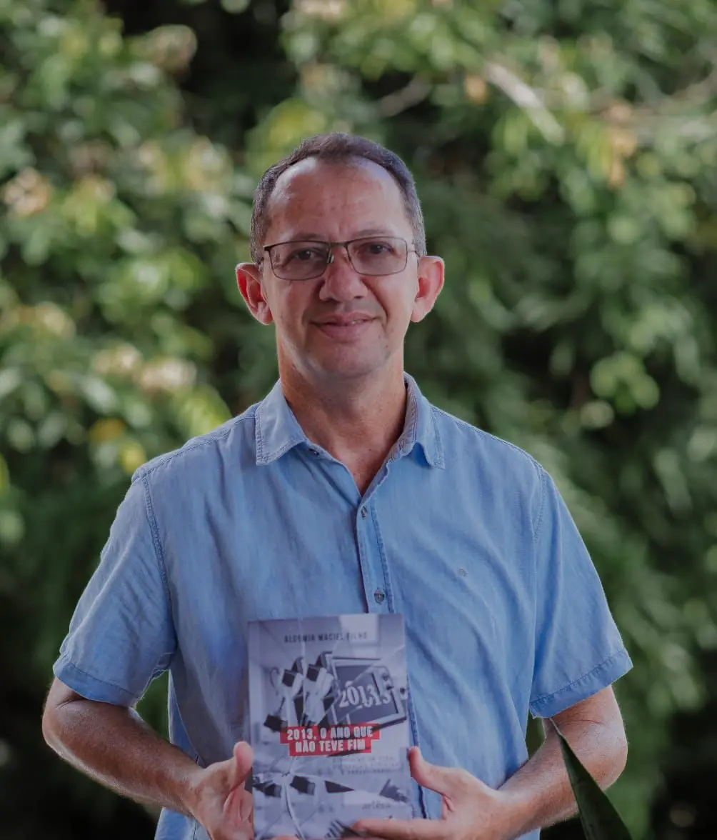 Professor cruzeirense Aldemir Maciel lança seu primeiro livro: “2013, o ano que não teve fim”