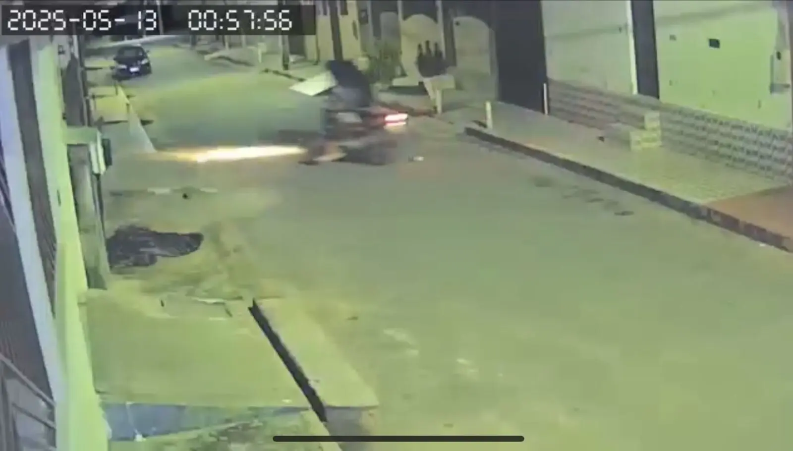 Vídeo mostra momento que moto é roubada em bairro de Rio Branco durante a madrugada