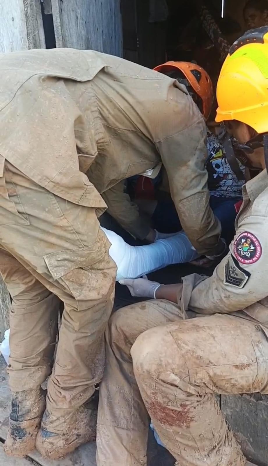 Homem se fere com motoserra e é resgatado após operação de mais de 24h dos bombeiros no Acre