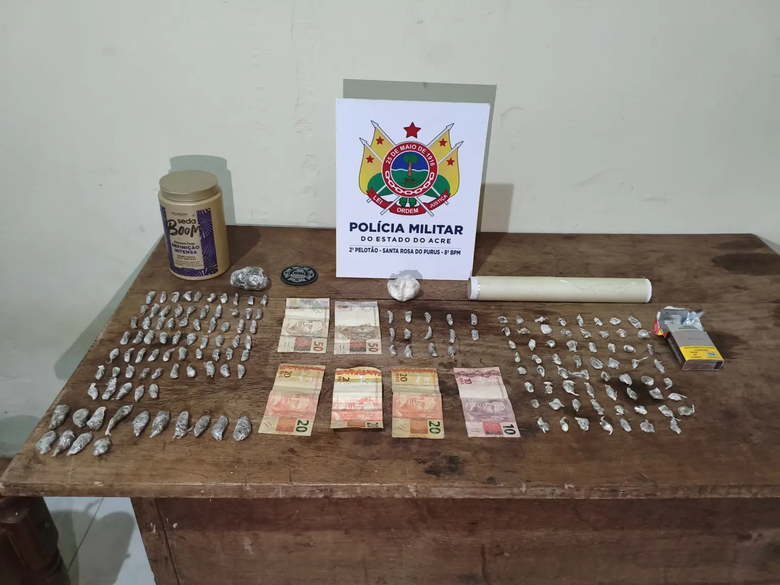 Operação da PM apreende adolescente que vendia drogas em escola e deixa outros 4 detidos
