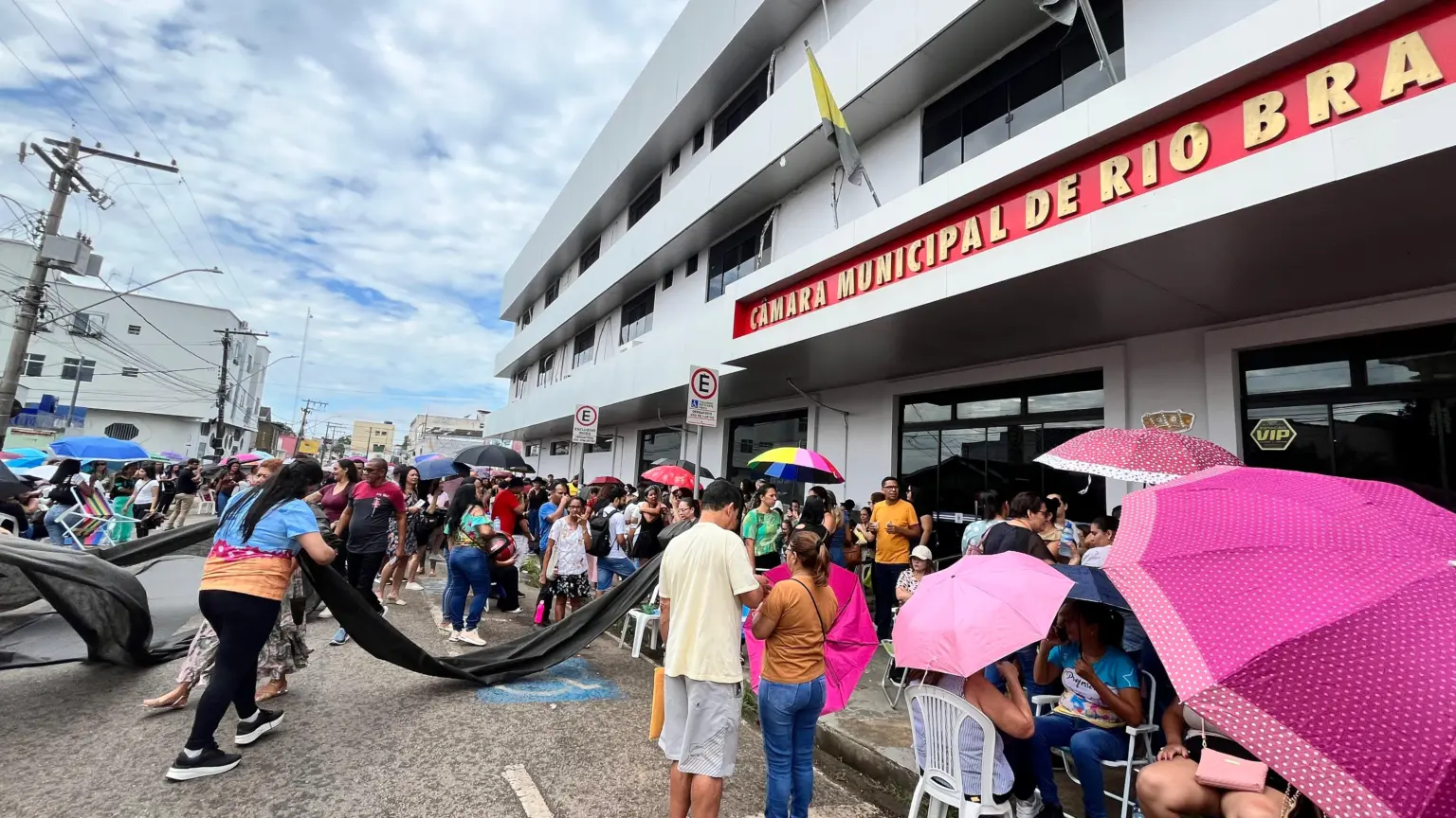 Servidores da Educação protestam em frente à Câmara de Rio Branco e fecham rua
