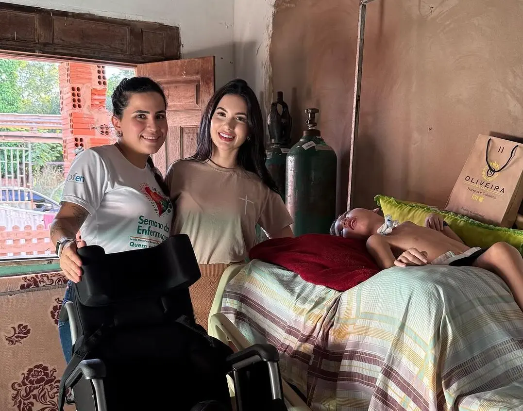 Rogeria Rocha faz surpresa e entrega cadeira de rodas adaptada e celular em ato de solidariedade