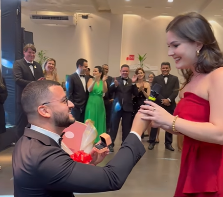 Vereador Matheus Paiva pede namorada em casamento durante celebração em Rio Branco