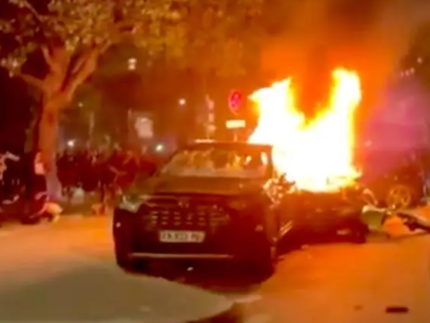 apos-conquista-da-champions,-torcedores-do-psg-causam-tumulto-e-incendeiam-carro-em-paris