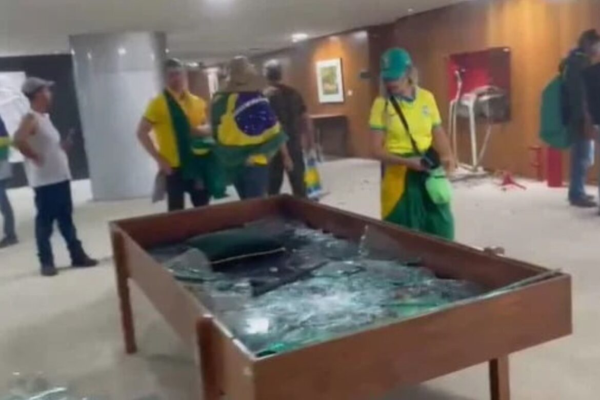 senado-enviara-comitiva-para-visitar-fugitivas-do-8-de-janeiro-nos-eua