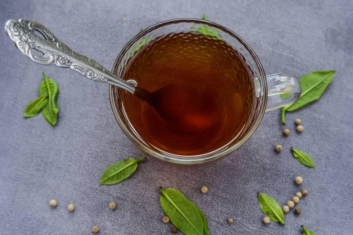 4-chas-naturais-que-aliviam-dores-na-coluna-de-forma-rapida