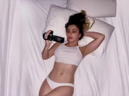 Charli XCX fura a bolha mais uma vez com o sucesso repentino de “Party 4 U”