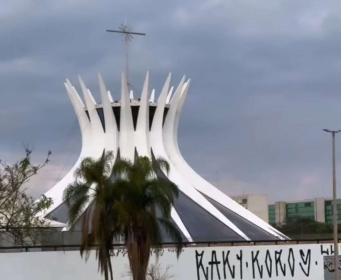 gangues-de-pichadores-da-republica-atacaram-tjdft,-senado-e-ponte-jk