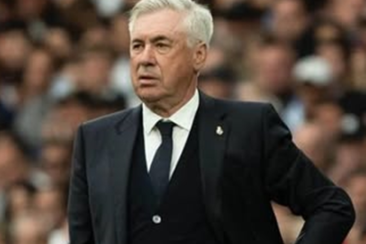 foto:-ancelotti-e-flagrado-bocejando-em-jogo-do-corinthians