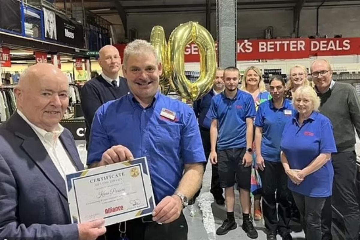 funcionario-faz-40-anos-de-empresa-e-ganha-40-enroladinhos-de-salsicha