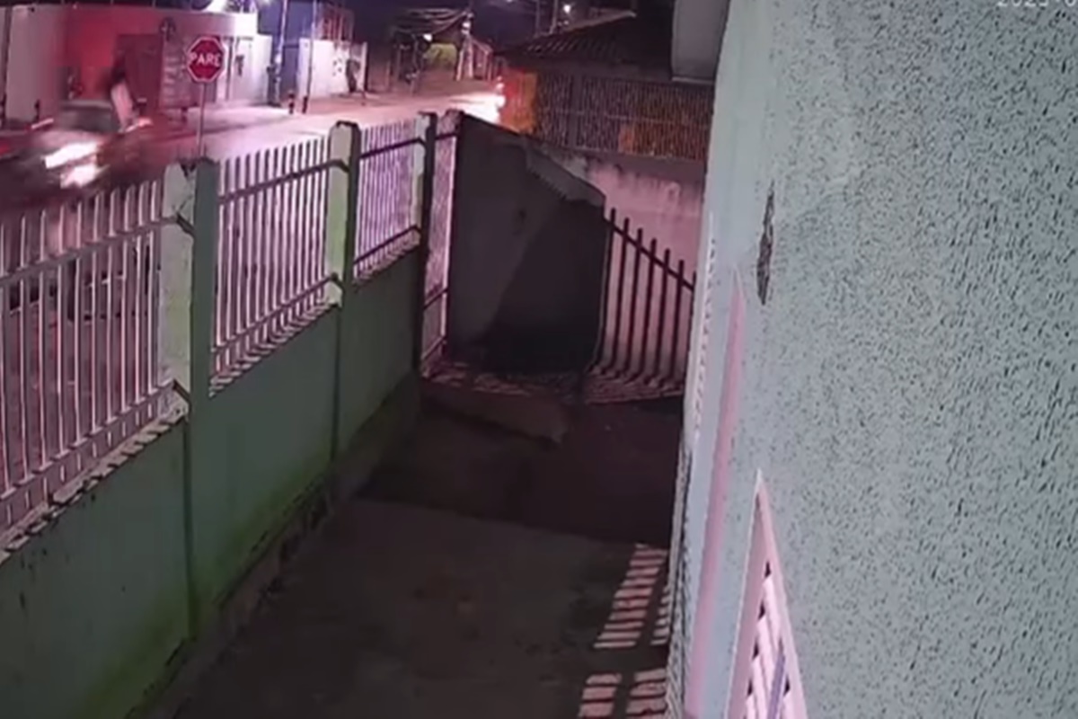 video:-entregador-de-aplicativo-e-arremessado-contra-placa-de-“pare”