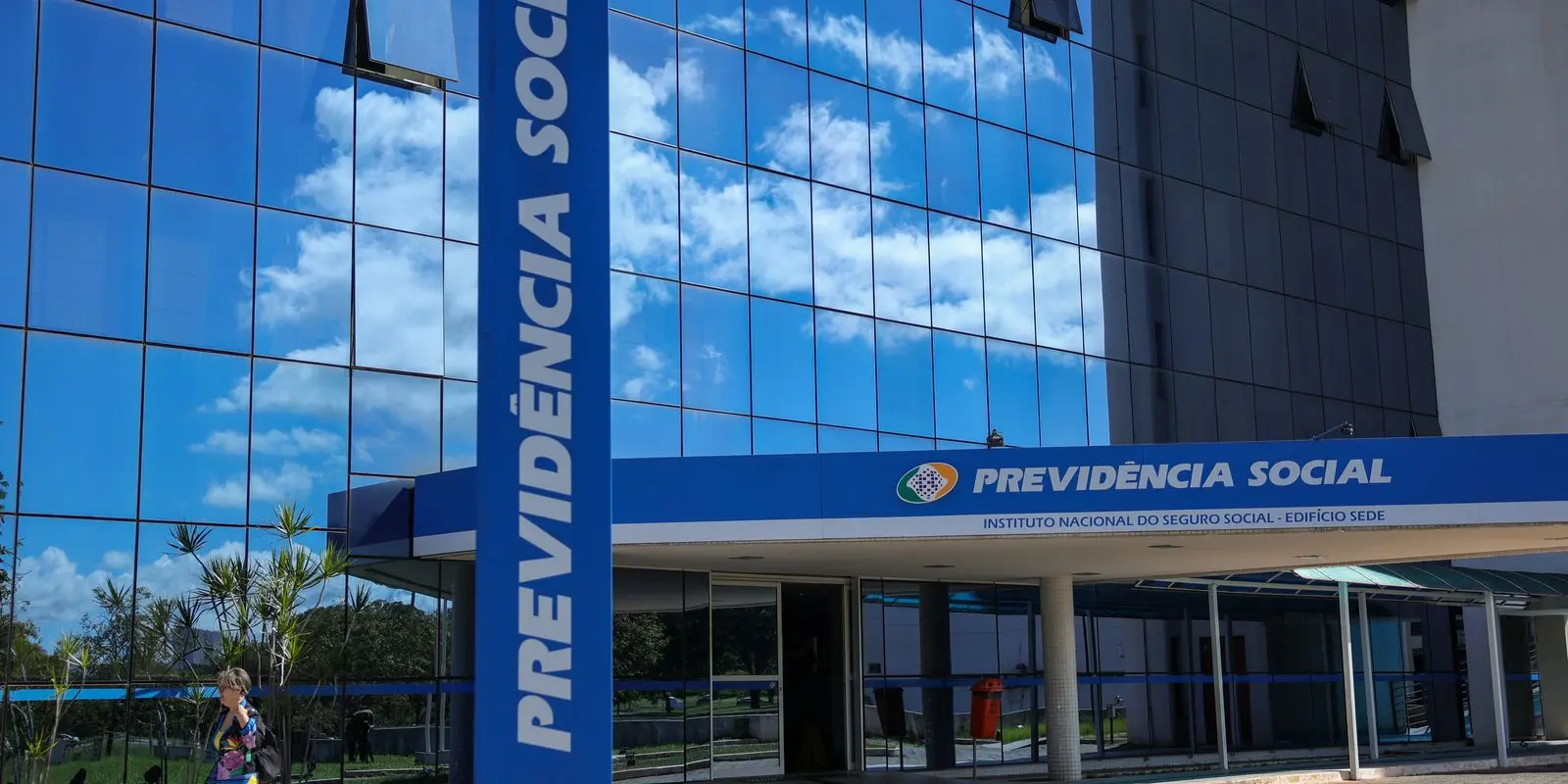 Justiça bloqueia R$ 23,8 milhões de suspeitos de fraude contra INSS