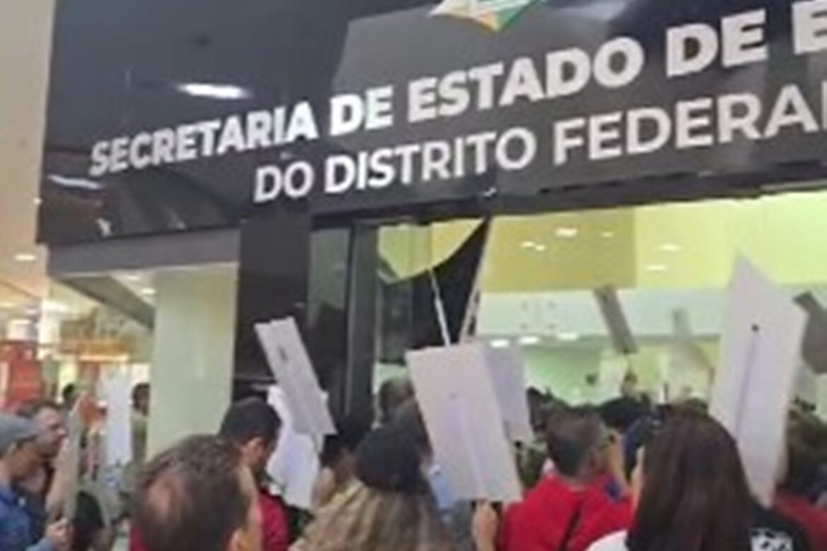 protesto-de-professores-em-greve-tem-confusao-em-frente-a-see-df