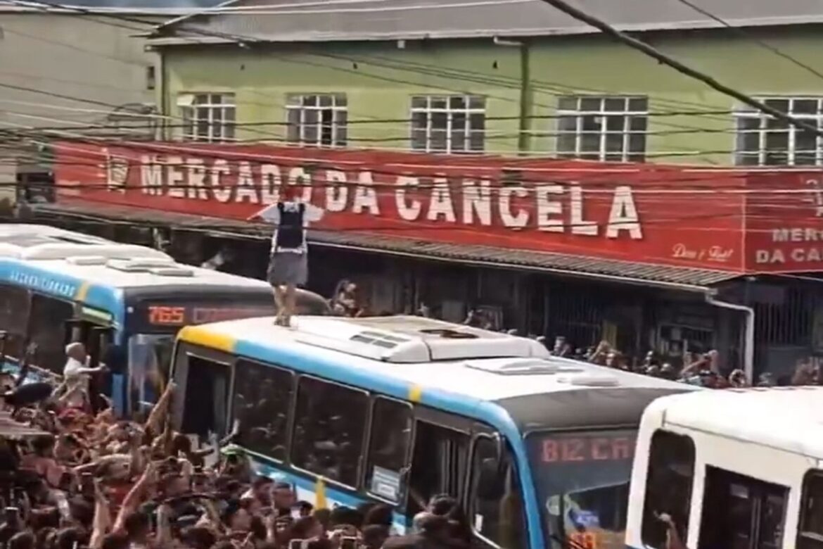 a-espera-de-poze,-oruam-sobe-em-onibus-e-tira-camisa-em-bangu.-video