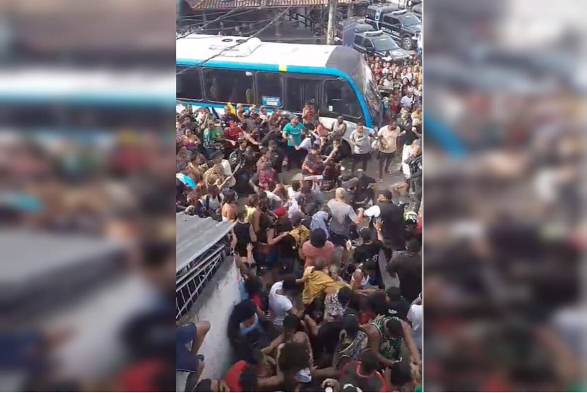 apos-oruam-subir-em-onibus,-pm-da-porrada-em-fas-e-quase-prende-cantor
