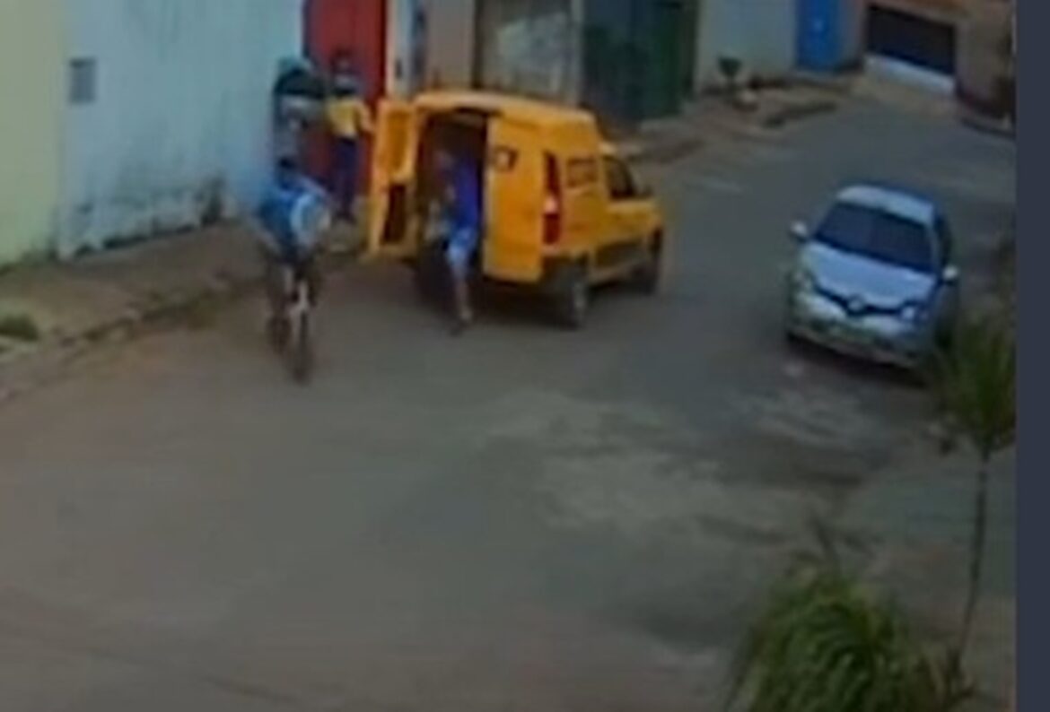 video:-dupla-armada-rende-entregador-e-rouba-encomendas-no-df