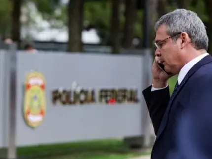 Deputado Lindbergh Farias solicita prisão de Zambelli após saída do país